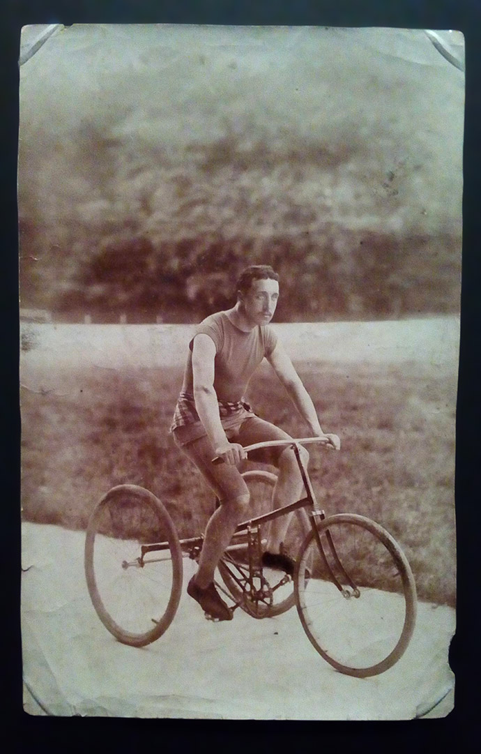 victoriaans-amsterdam-rijksmuseum-iedereen-fotografeert-moderne-fiets