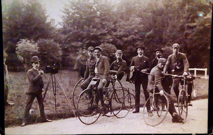 victoriaans-amsterdam-rijksmuseum-iedereen-fotografeert-wielrennen