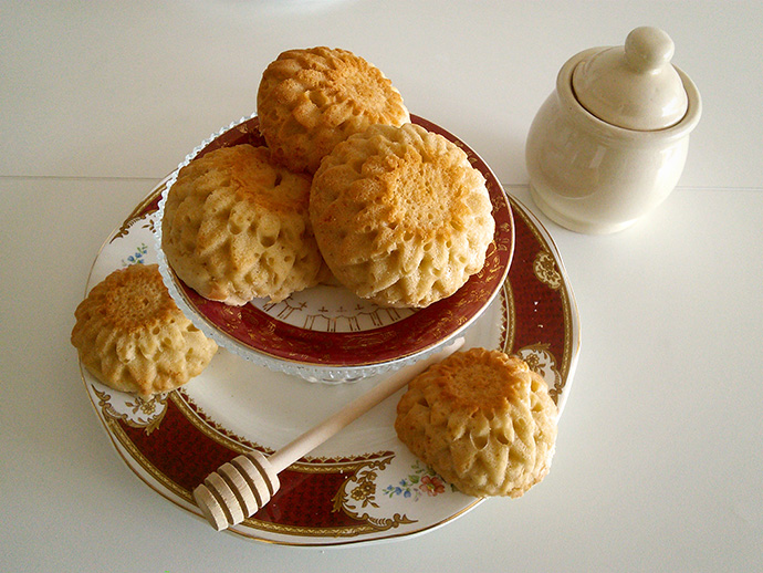 mrs-beeton-honing-cakes-bakken