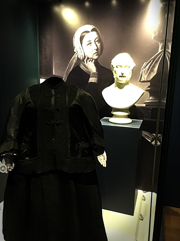 victoria-tentoonstelling-kensington-palace-woman-crown-dood-albert-rouwkleding