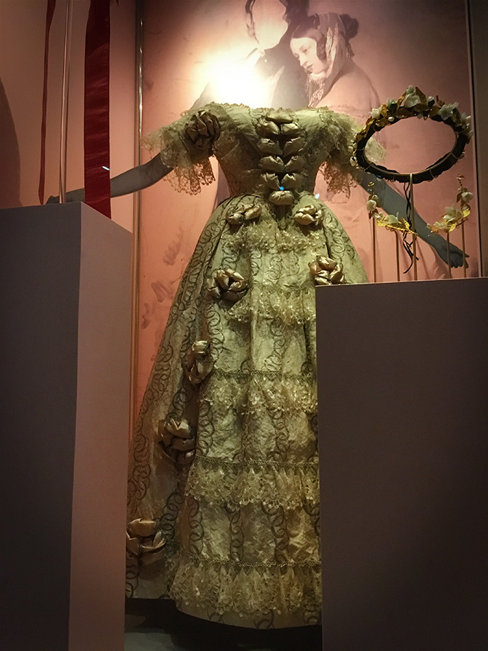 victoria-tentoonstelling-kensington-palace-woman-crown-exhibition-dress
