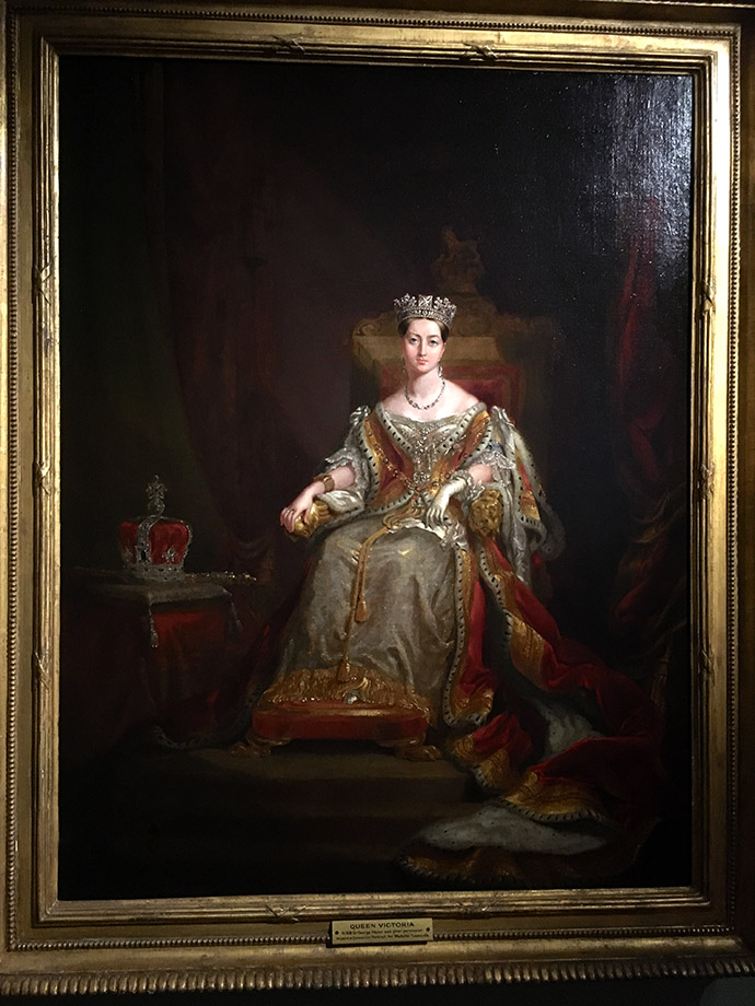 victoria-tentoonstelling-kensington-palace-woman-crown-kroning-portret