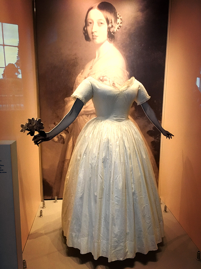 victoria-tentoonstelling-kensington-palace-woman-crown-wit-trouwjurk