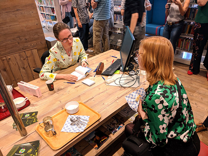 boeken-signeren-aan-tafel-met-charles-dickens