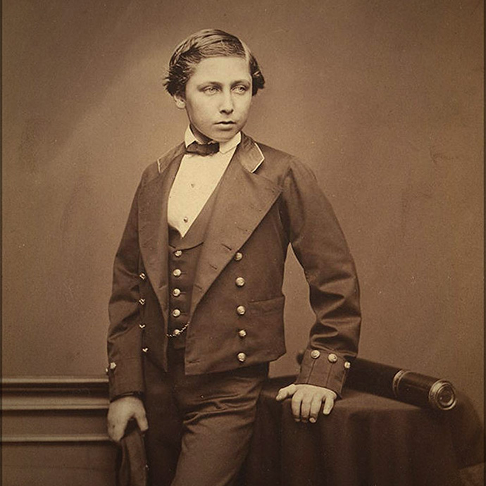 Een 15-jarige Bertie, met naast hem op tafel een verrekijker. The Prince of Wales (Edward VII), albuminedruk op zilver, foto door John Jabez Edwin Mayall rond 1856. 