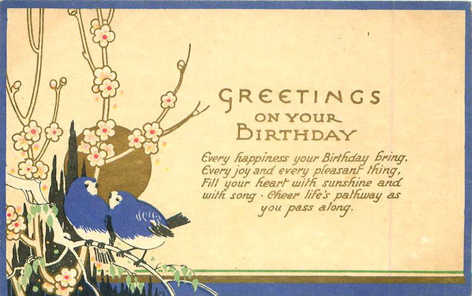 Een verjaardagskaart met felicitaties en twee gestyleerde, blauwe vogeltjes tussen bloesem bij een laaghangende zon in Art Nouveau-stijl. Uitgegeven door Tuck & Sons in 1930.