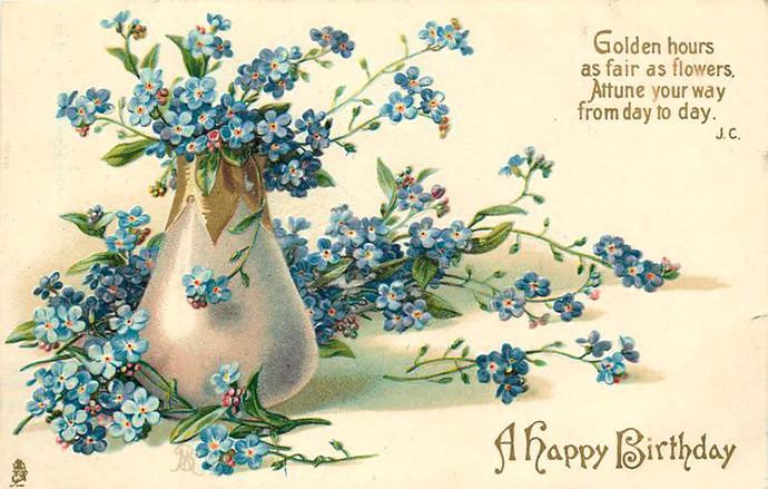 Een Edwaardiaanse verjaardagskaart met daarop een vaasje met blauwe vergeetmenietjes, uitgegeven door de firma Tuck & Sons in 1905.