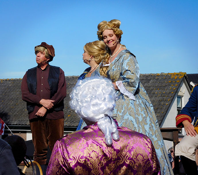 Leden van een amateur toneelgezelschap spelen de aanhouding van prinses Wilhelmina van Pruisen bij Goejanverwellesluis in 1787 na, ter gelegenheid van feesten in Hekendorp in 2019. Naast de prinses staan freule van Wassenaer Starrenberg en boer Adriaan Leeuwenhoek.
