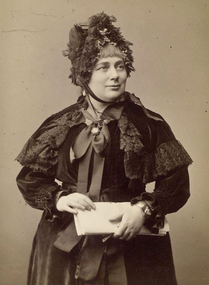 Georgina Weldon, gefotografeerd door Elliott & Fry, rond 1884 [Publiek domein].