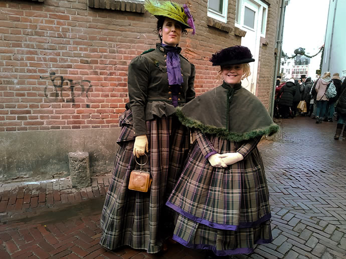 Dames in kostuum Dickens Festijn Deventer 2019