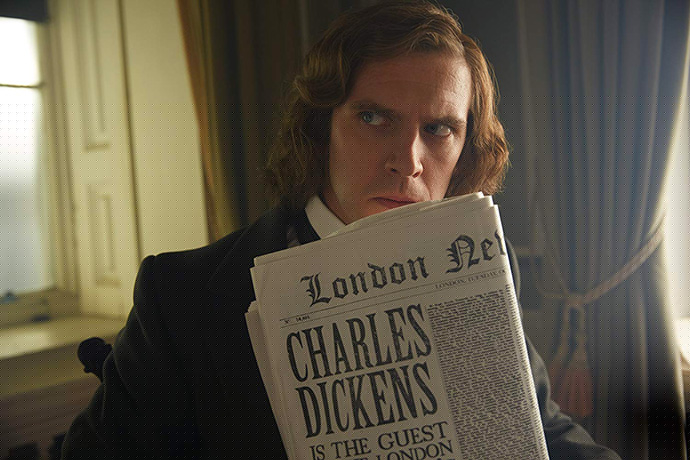 Perfect gecast: Acteur Dan Stevens als Charles Dickens. Foto door Kerry Brown. © Parallel Films/Rhombus Media/Garlands Films DAC 2017. Bron: imdb.com.