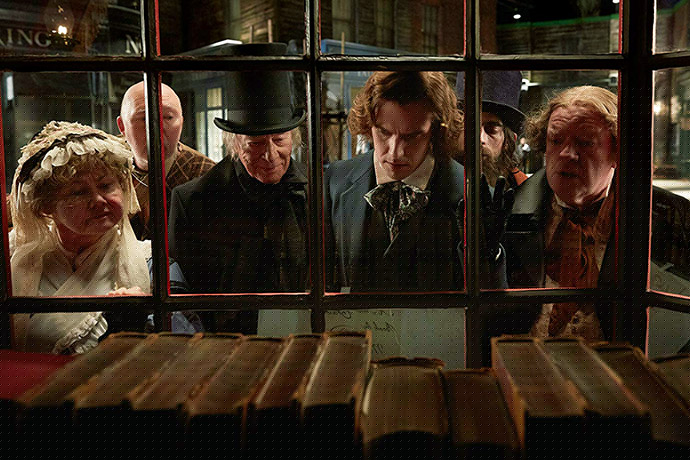 Eindelijk in de winkel, A Christmas Carol, met de schrijver en zijn vriend en uitgever John Forster (Justin Edwards), zij aan zij met zijn verzinsels. Foto door Kerry Brown. © Parallel Films/Rhombus Media/Garlands Films DAC 2017. Bron: imdb.com.