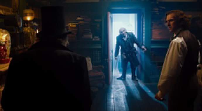 Charles Dickens ontmoet zijn nieuwste creatie, de geest van Marley (Donald Sumpter). © Parallel Films/Rhombus Media/Garlands Films DAC 2017. Bron: imdb.com.