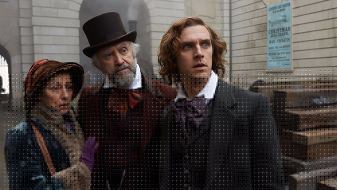Dickens met zijn vriendelijke, maar onhandelbare vader en moeder, gespeeld door Jonathan Pryce en Ger Ryan. © Parallel Films/Rhombus Media/Garlands Films DAC 2017. Bron: imdb.com.