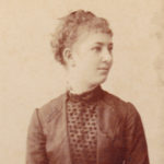 Portret van een modieuze jonge vrouw rond 1886