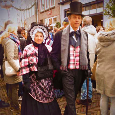 Bezoekers van Dickens Festijn Deventer in Victoriaans kostuum, in 2016.