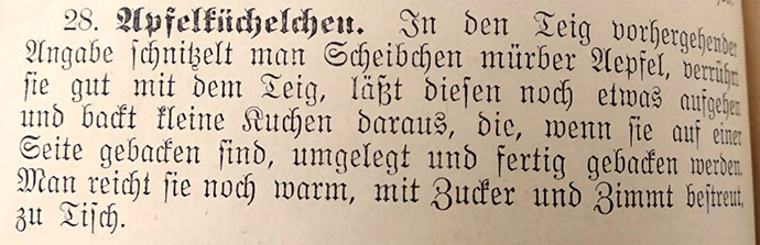 Oud recept voor appelpannenkoekjes uit het traditionele Duitse kookboekboek Die Gute Bürgerliche Küche door Sophie von Berg (1906).