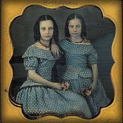 Victoriaanse zussen in blauwe jurkjes