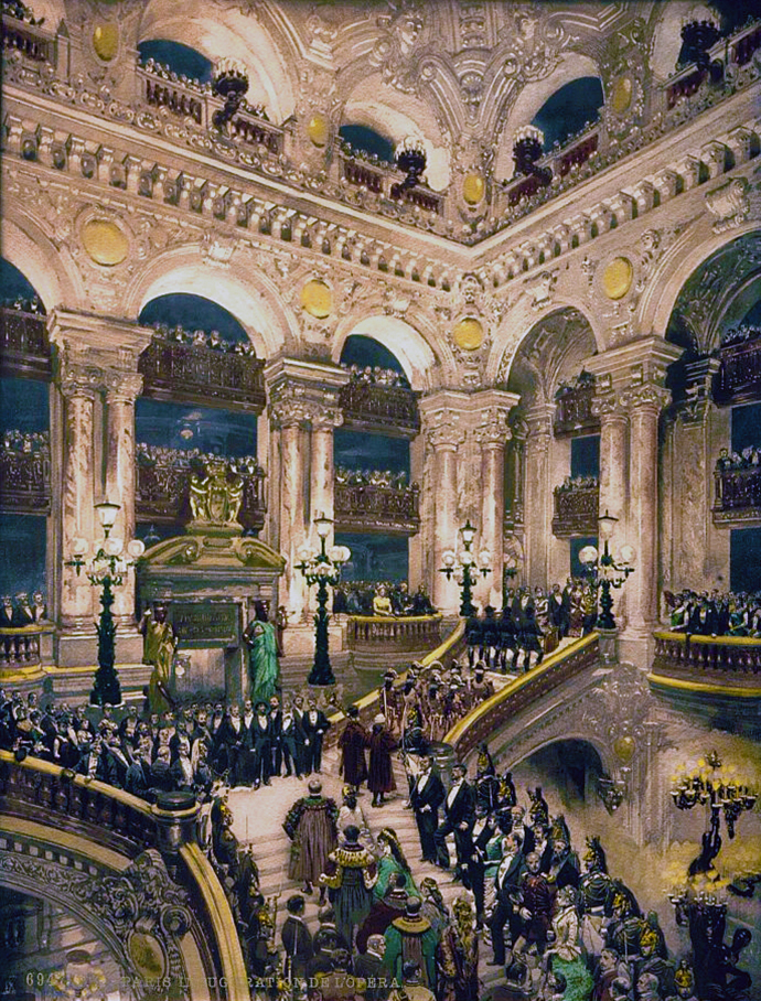 De grand foyer van het Palais Garnier, het Parijse operagebouw, op een fotochroom uit 1890-1900 [Publiek domein].