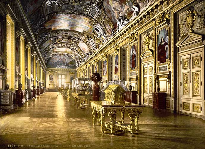 Het interieur van het Louvre, op een fotochroom uit de periode 1890-1900 [Publiek domein].