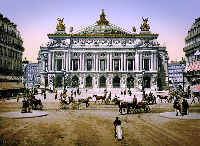 De Palais Garnier, het Parijse operagebouw, op een fotochroom uit 1890-1900 [Publiek domein].