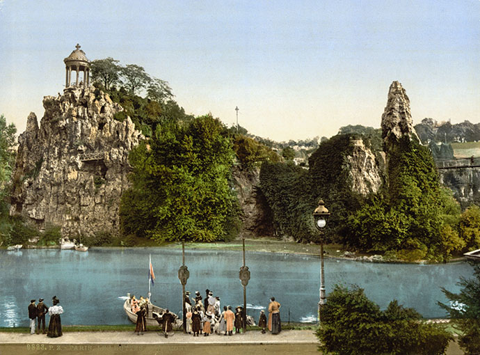 Het Parijse Parc des Buttes Chaumont, op een fotochroom uit de periode 1890-1900 [Publiek domein].