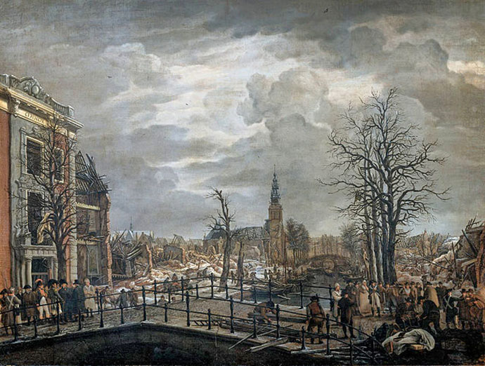 Koning Lodewijk op het Leidse Rapenburg in 1807, drie dagen na de ramp met het kruitschip. Schilderij door Johannes Jelgerhuis (1770-1836). [Publiek domein].