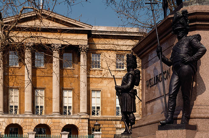 Apsley House gezien vanaf de voet van Wellingtons standbeeld op Hyde Park Corner. © English Heritage Photo Library.