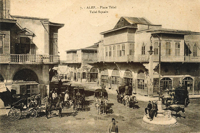 Uitzicht op het Telal-plein in het centrum van het oude Aleppo, op een ansichtkaart uit 1914. Bewerking door My inner Victorian [Publiek domein].