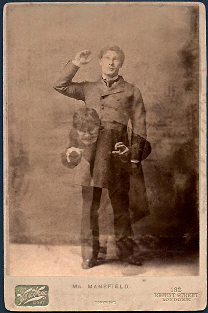 Carte-de-visite met daarop de Victoriaanse acteur Richard Mansfield, in zijn befaamde dubbelrol als Dr. Jekyll en Mr. Hyde. Door de Londense fotograaf Henry van der Weyde in 1887.