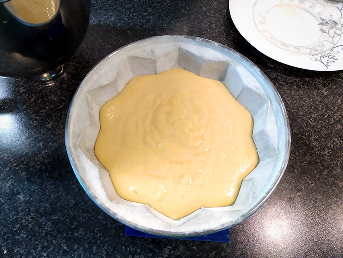 Cake beslag in koperen bakvorm