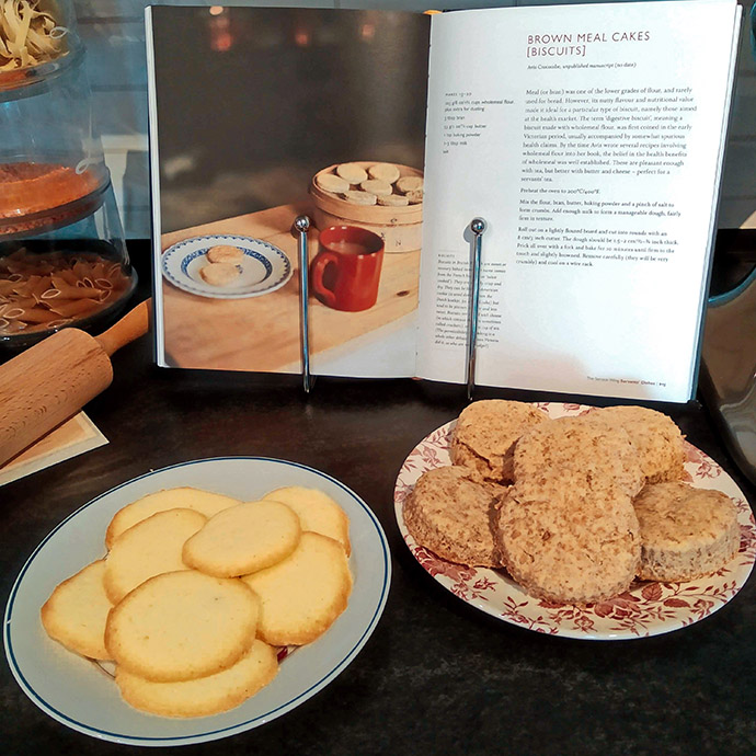 Pijlwortelkoekjes en digestive biscuits, uit How To Cook The Victorian Way with Mrs. Crocombe.