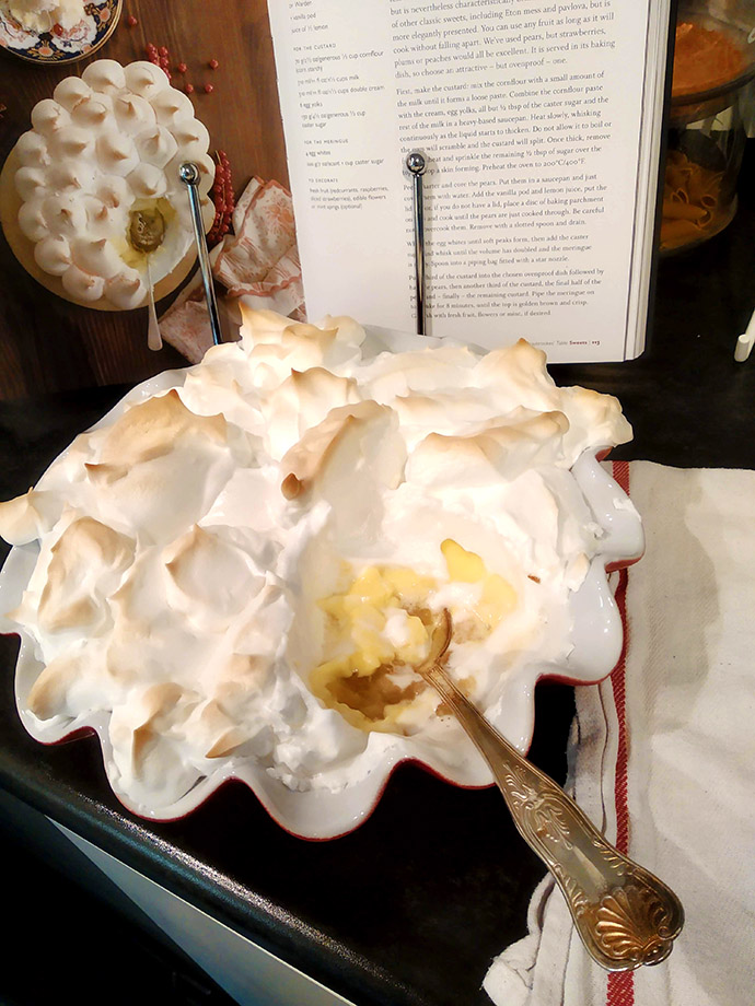 Meringue met fruit, uit How To Cook The Victorian Way with Mrs. Crocombe.