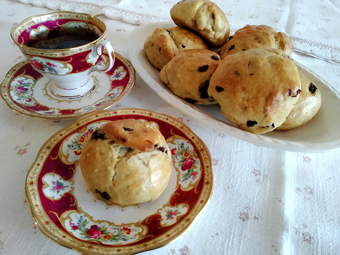 Saffraanbolletjes, uit How To Cook The Victorian Way with Mrs. Crocombe.