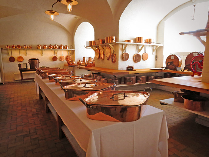 Koperen pannen en ovenschalen in de koninklijke keukens van Christiansborg in Kopenhagen. 