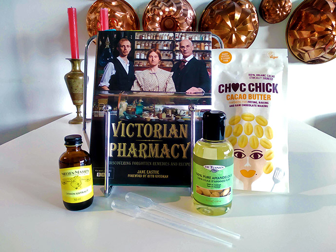 Het boek Victorian Pharmacy, van de bijbehorende BBC-serie, plus alle ingrediënten voor een recept voor Victoriaanse lippenbalsem. Foto door My inner Victorian.