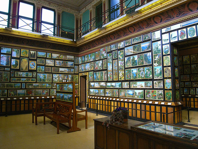 Het interieur van de Marianne North Gallery in Kew Gardens [Publiek domein].