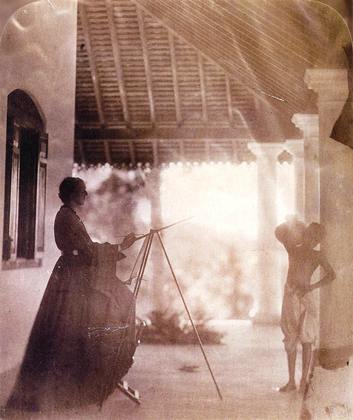 In 1877 was Marianne North te gast bij vrienden op Ceylon (nu Sri Lanka). Gastvrouw Julia Margaret Cameron legde de schilder tijdens haar werk in dit prachtige fotoportret [Publiek domein].